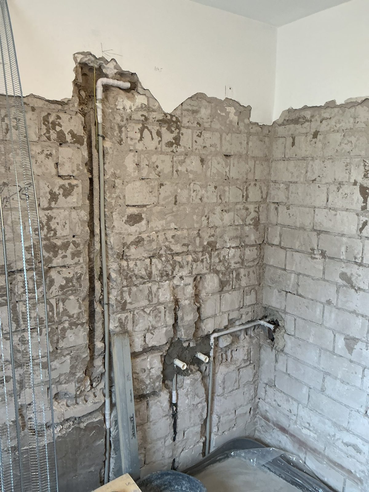 Bis auf das Mauerwerk zurückgebautes Bad mit Ständerwerk für die neue Vorwand