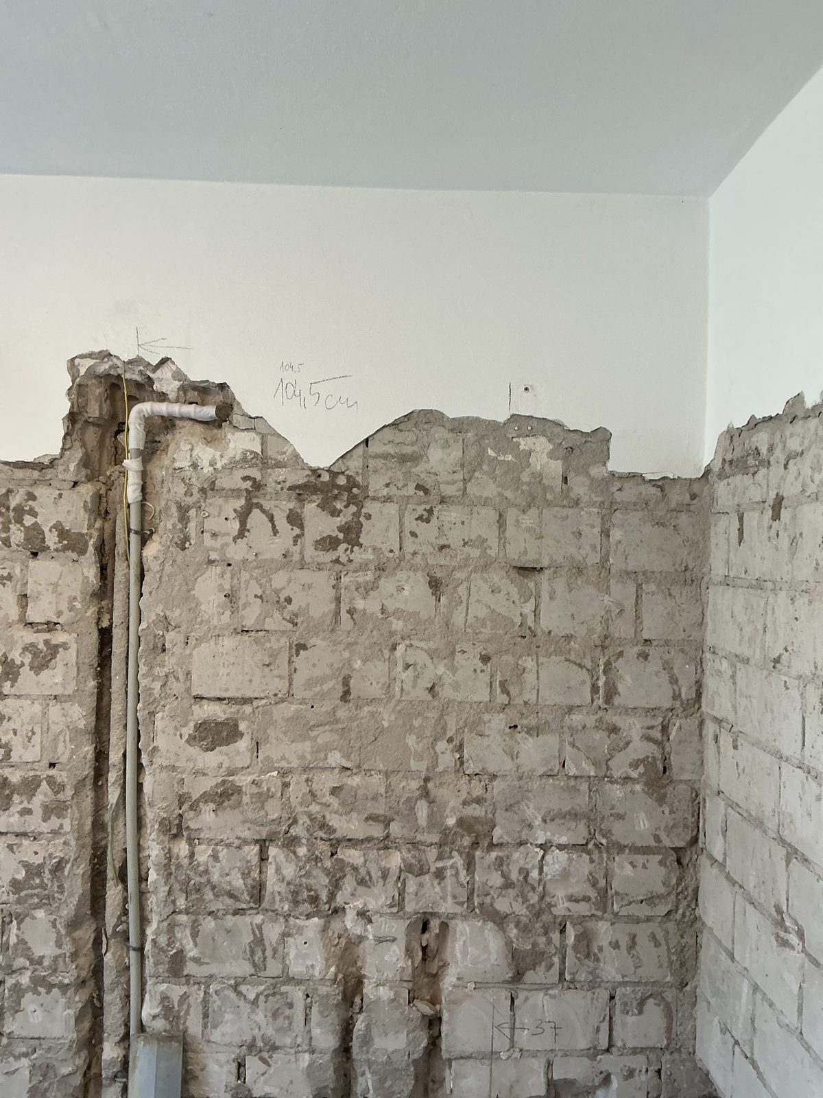 Bleistiftmaß 104,5 cm an der abgeschlagenen Wand