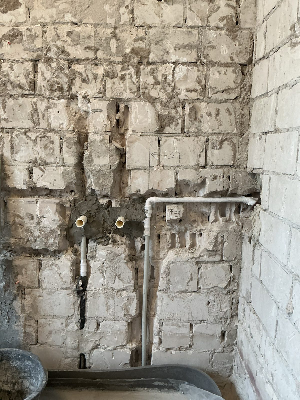 Neue Wasserleitungen in der Rohwand, daneben Bleistiftmaße 37 und 79