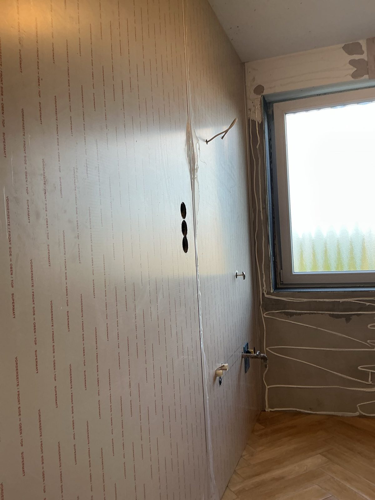 Paneelwand am Fenster, Anschlüsse ausgespart