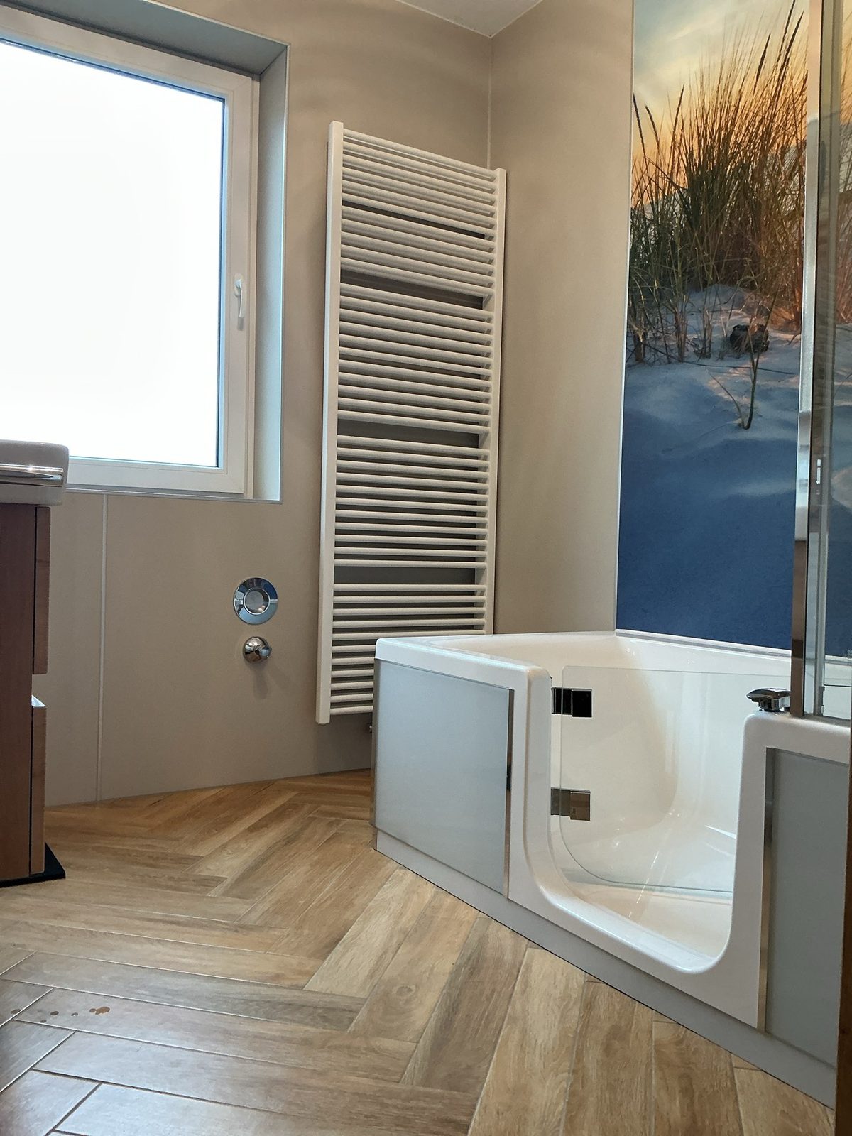 Fertiges barrierefreies Bad mit Sitzbadewanne, Handtuchheizkörper und Fischgrätboden