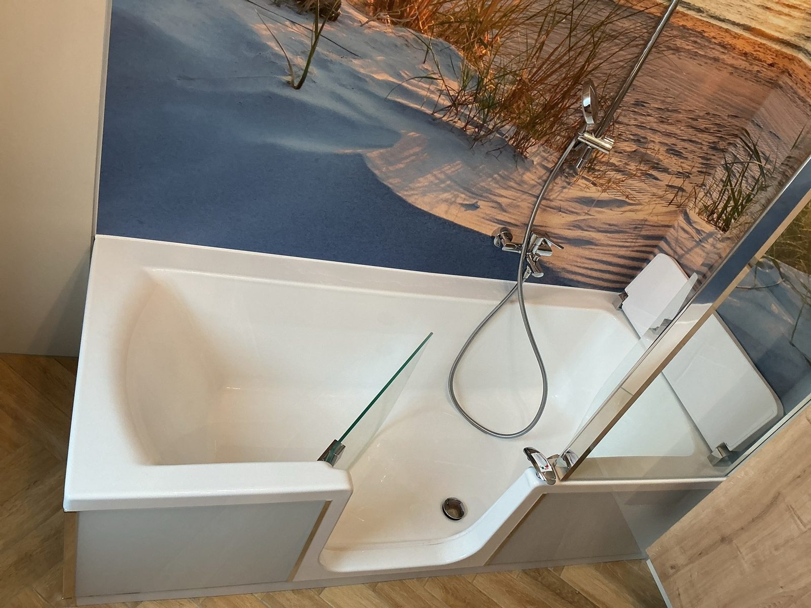 Blick von oben in die Sitzbadewanne mit Glastür und Sitzfläche