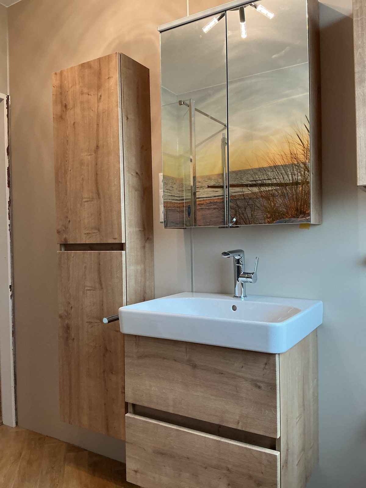 Waschplatz mit Unterschrank, Spiegelschrank und Hochschrank