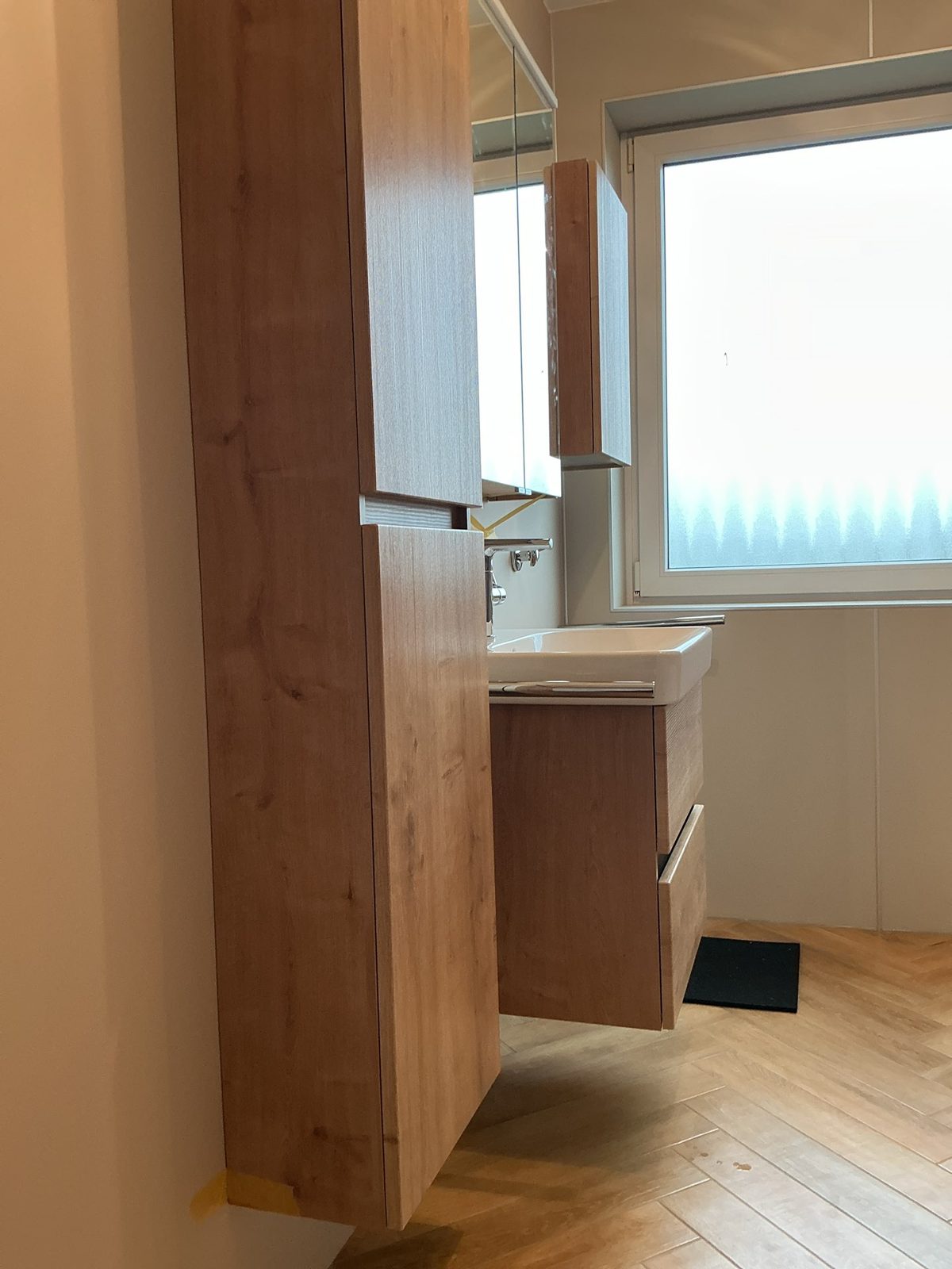 Waschplatz am Fenster mit Hochschrank
